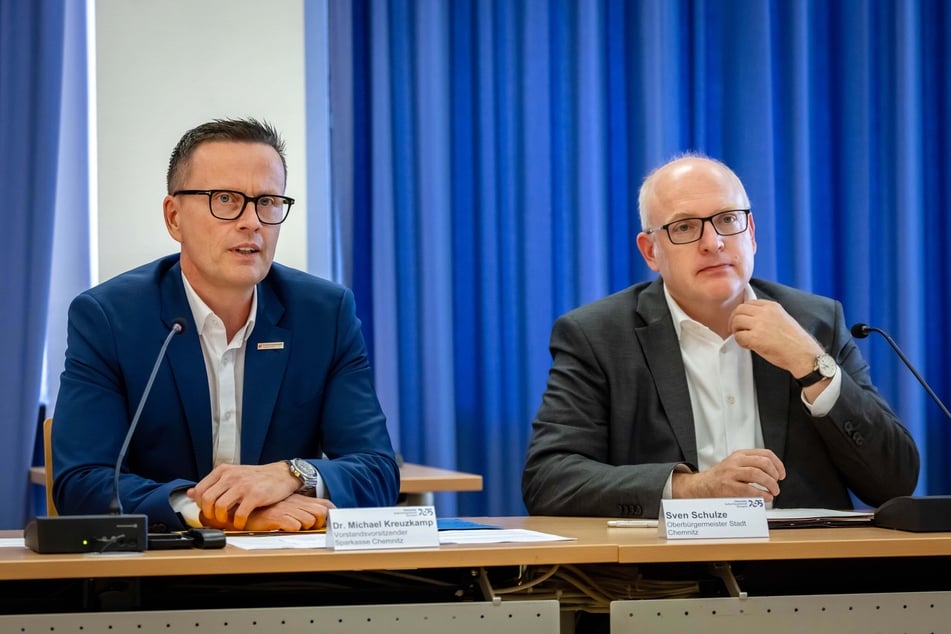 Sparkassen-Vorstand Michael Kreuzkamp (55, l.) und OB Sven Schulze (52, SPD) bei der Pressekonferenz am Dienstag.