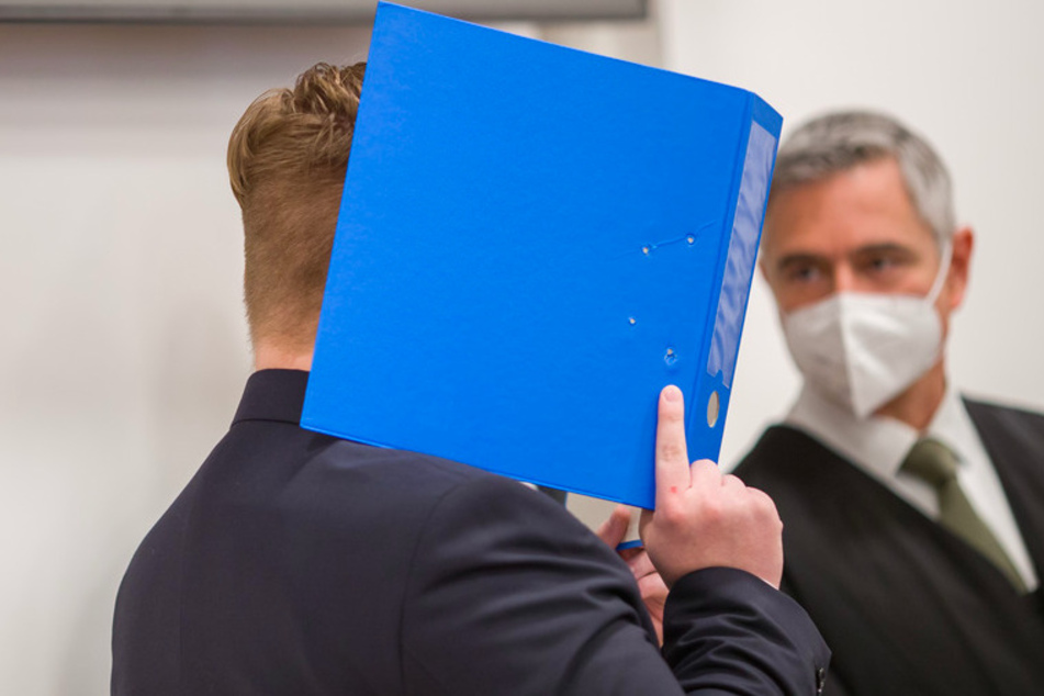 Der Angeklagte (l.) mi seinem Anwalt im Sitzungssaal im Strafjustizzentrum des Landgerichts Nürnberg-Fürth.