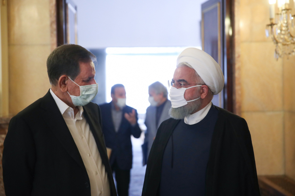 Teheran: Hassan Ruhani (r), Präsident des Iran, spricht mit Eshagh Dschahangiri, Vizepräsident des Iran, nach einem Wirtschaftstreffen der Regierung.