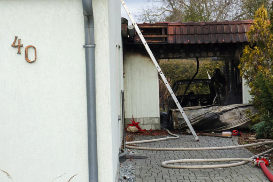 Feuerwehreinsatz in Ostsachsen: Mercedes A-Klasse brennt komplett aus