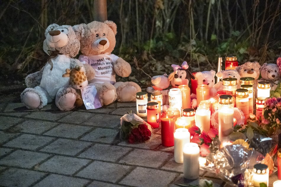 In Gedenken an die Opfer haben Menschen im Park Schöntal Teddybären und Kerzen niedergelegt.