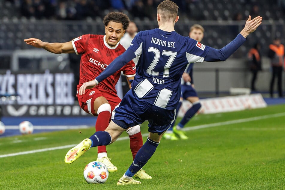 Niklas Kolbe (27, r.) wird Hertha wohl länger fehlen.