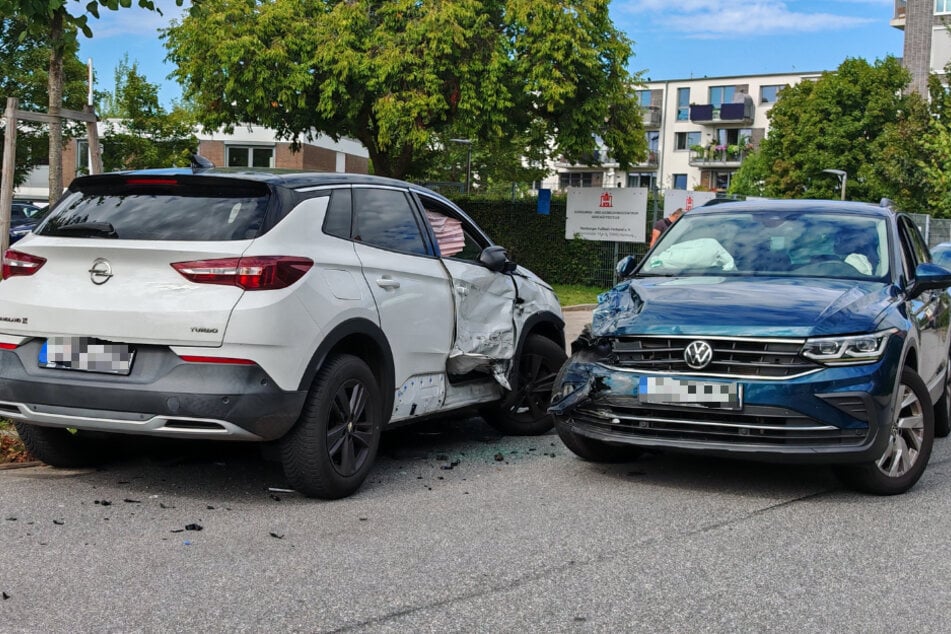 Die beiden beteiligten Fahrzeuge wurden durch die Kollision erheblich beschädigt.