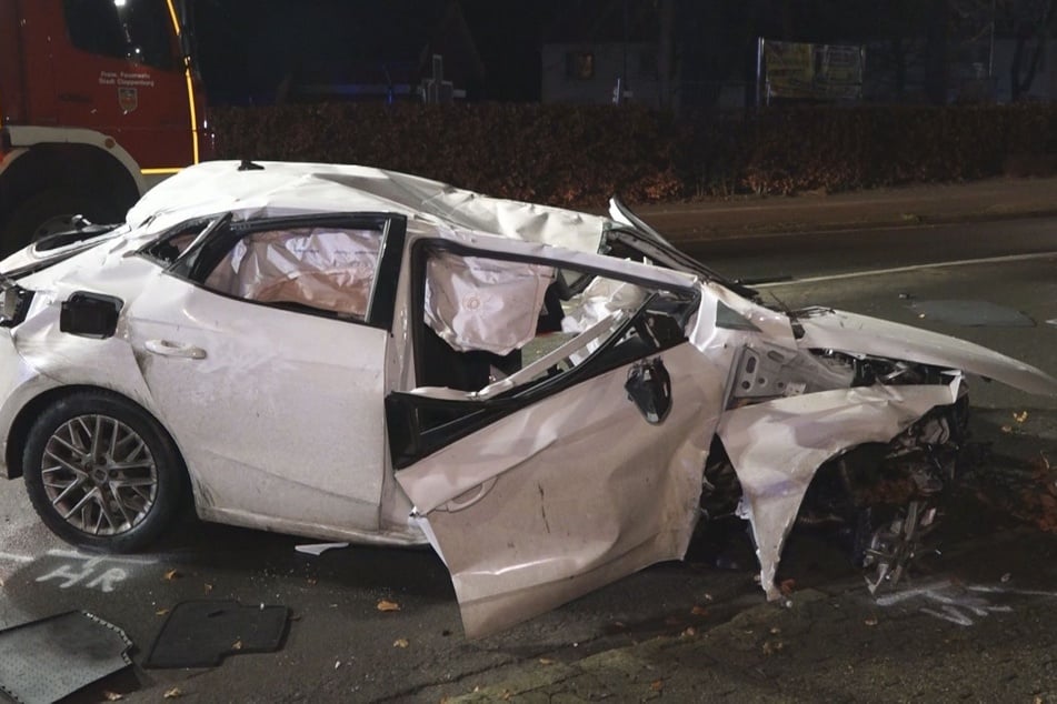 Das Auto wurde bei dem Unfall auf der Friesoyther Straße komplett zerstört.