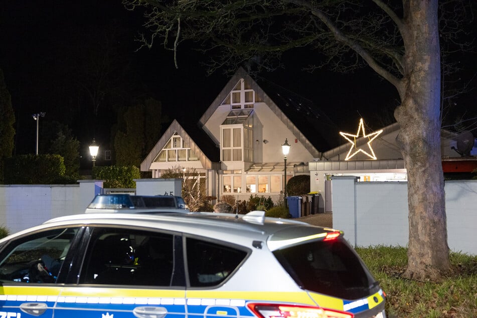 Männer überfallen mehrere Bewohner: Polizei schießt auf flüchtenden Tatverdächtigen