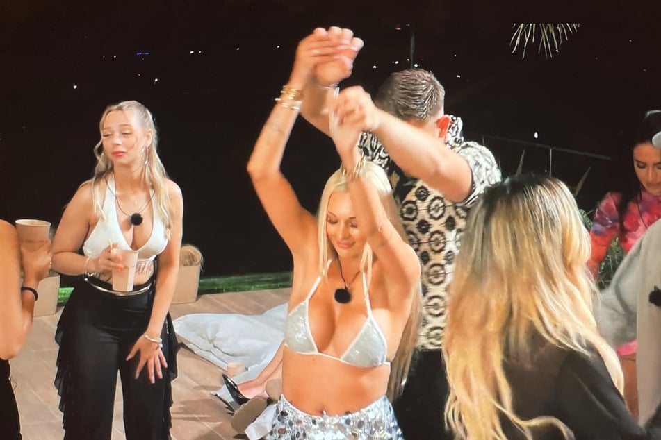 Dominik (26) und Verführerin Annika (m./29) kommen sich auf der Tanzfläche näher.