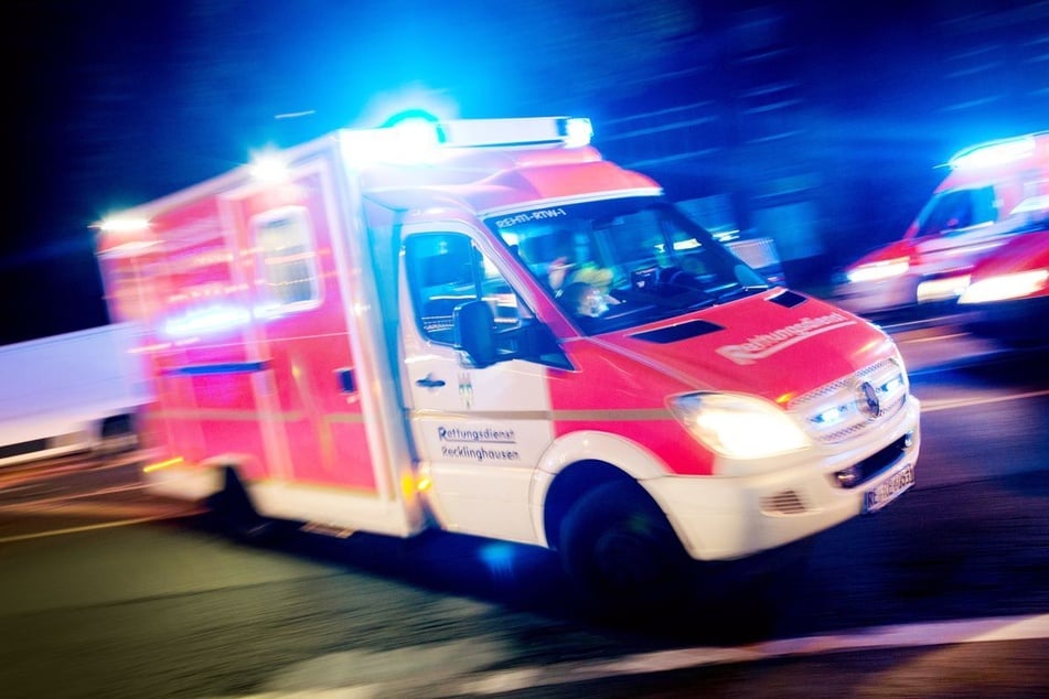 Ein Rettungswagen brachte das schwer verletzte Mädchen (7) zur stationären Behandlung in eine nahegelegene Klinik.