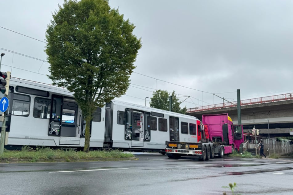 Unfall beim Abbiegen: Lkw prallt gegen Straßenbahn und wird mehrere Meter mitgeschleift