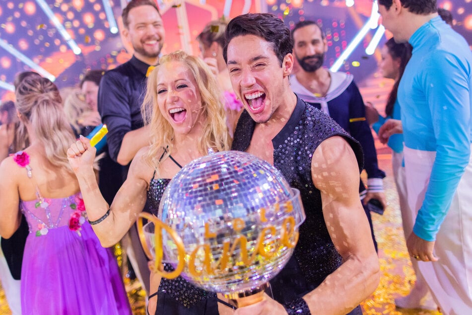 René Casselly (25) und Profi-Tänzerin Kathrin Menzinger (33) sind die stolzen Gewinner von "Let's Dance" 2022!