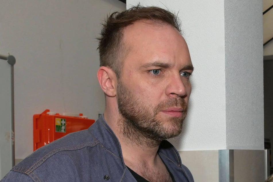 Erik stellt sich nach seinem neuerlichen Fehltritt schützend vor Matilda.