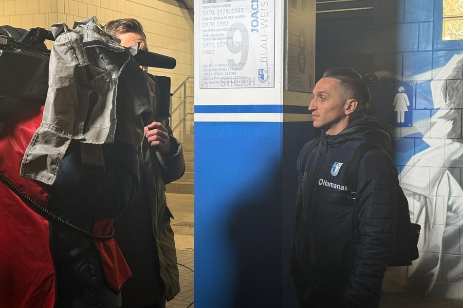 FCM-Akteur Baris Atik (31) ist soeben im Stadion angekommen.