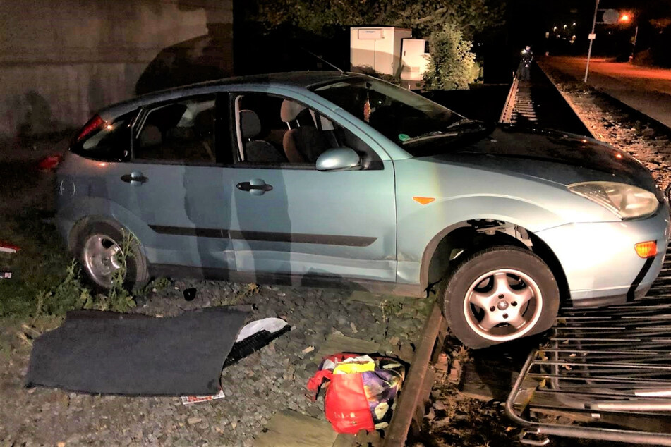 Der 34-Jährige hatte sein Auto so unglücklich im Gleisbett festgefahren, dass er und sein Mitfahrer es nicht mehr daraus befreien konnten.