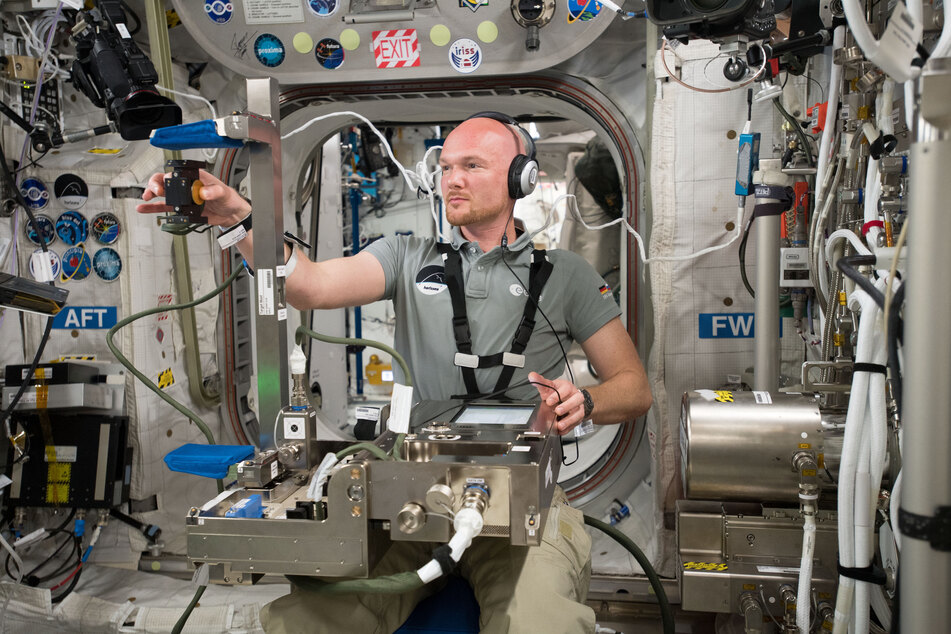 Der deutsche Astronaut Alexander Gerst führt ein Experiment auf der Internationalen Raumstation ISS durch. (Archivbild aus dem Jahr 2018)