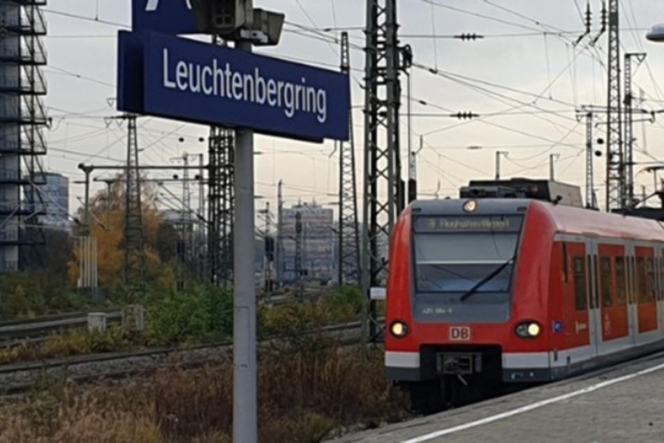 Einsatzkräfte fanden den Mann am Bahnhof Leuchtenbergring auf.