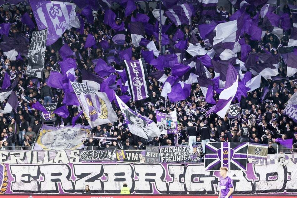 Unter anderem der Banner der Erzbrigade soll bei dem Überfall entwendet worden sein.