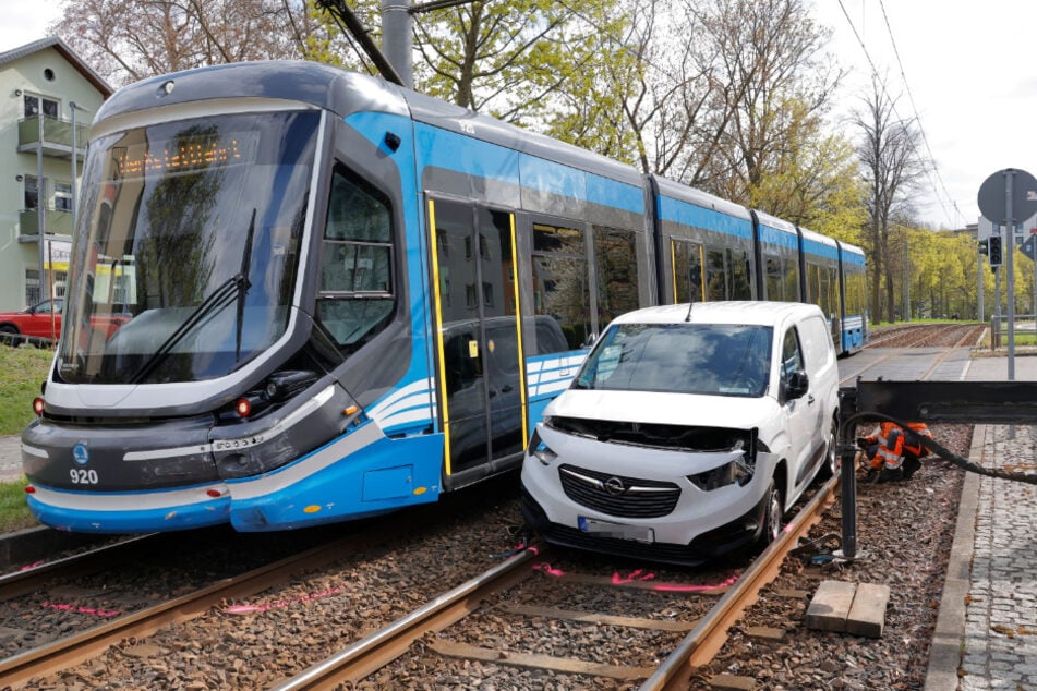 Der Kleintransporter landete im Gleisbett.