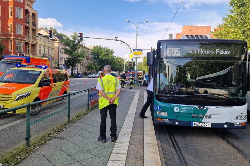 An der Zeppelinstraße in Potsdam musste ein Busfahrer am Samstag eine Vollbremsung einlegen.