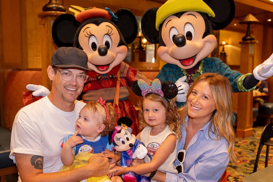 Ashley Tisdale, ihr Mann Christopher French und ihre beiden Kinder Emerson (r.) und Jupiter.