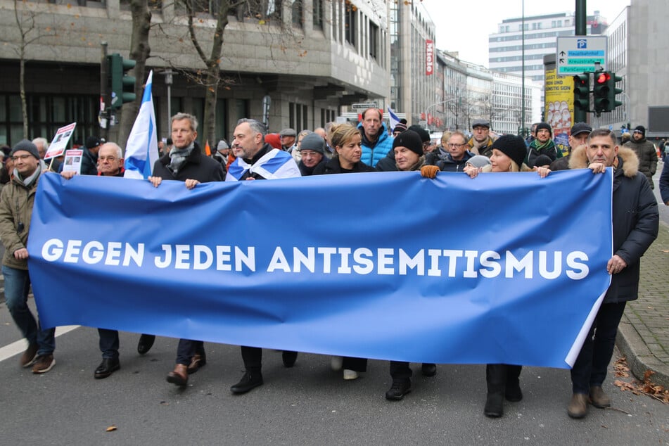 Rund 1800 Menschen haben bei einer Kundgebung in Düsseldorf gegen Antisemitismus demonstriert.