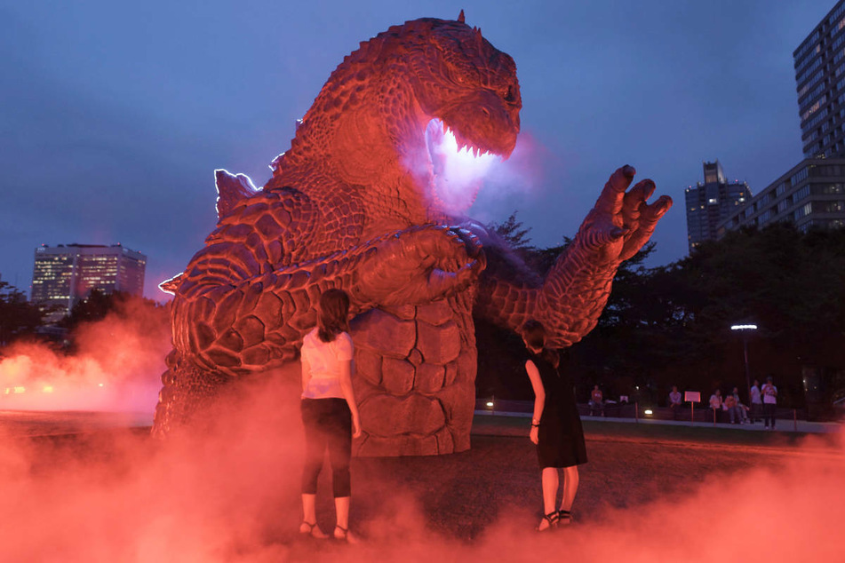 Eine 6,6 Meter große Godzilla-Statue steht beim Event "Midtown meets Godzilla" in Tokio. In Frankfurt geht es in einer aktuellen Ausstellung um Katastrophen aller Art.