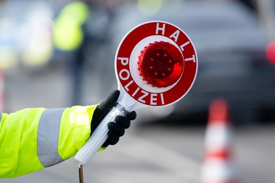 Der Grenzpolizei fiel das deutlich überladen Auto auf. (Symbolfoto)