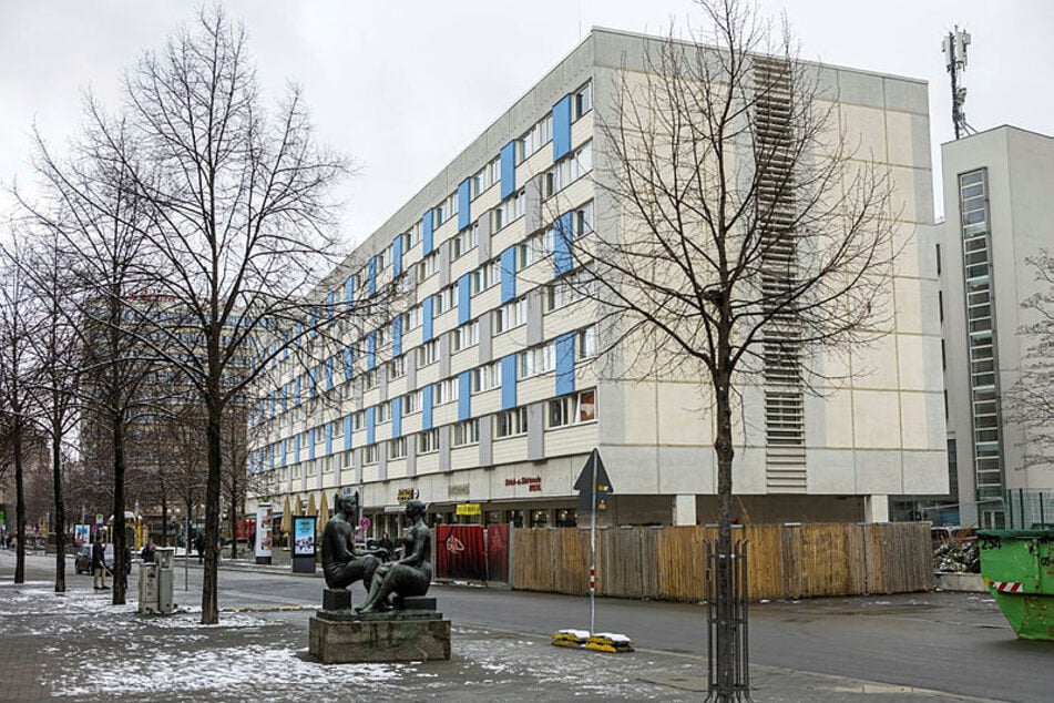 Im XL-Plattenbau an der Reichsstraße hatten die Stasi-Abteilungen XI (Chiffrierwesen) und XX (Staatsapparat, Kirchen, Kultur, Untergrund) Tarn-Wohnungen für Treffen mit Spitzeln.