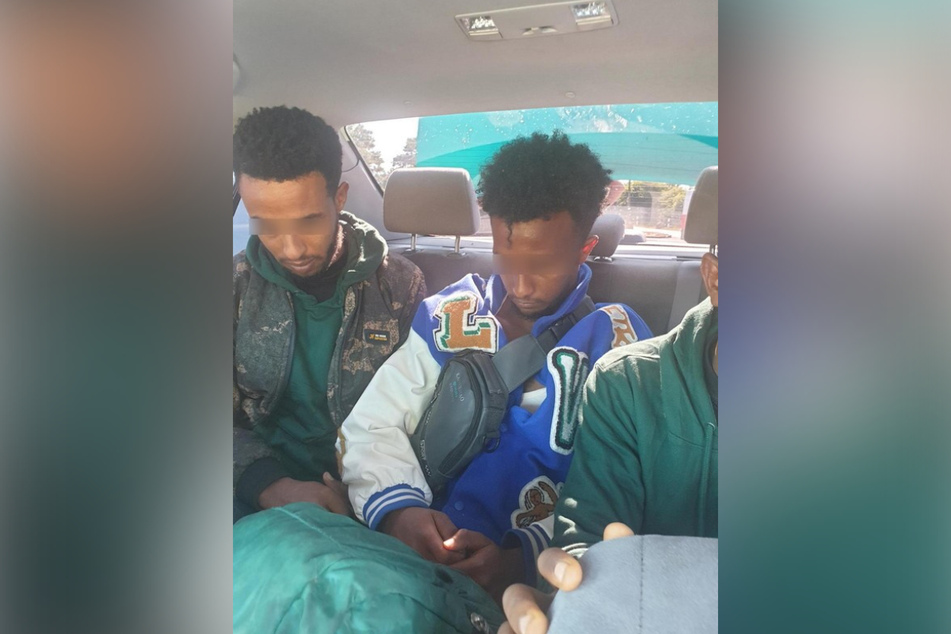 Im Seat, der mit rund 200 "Sachen" davongerast war, stellte die Polizei später vier Äthiopier.