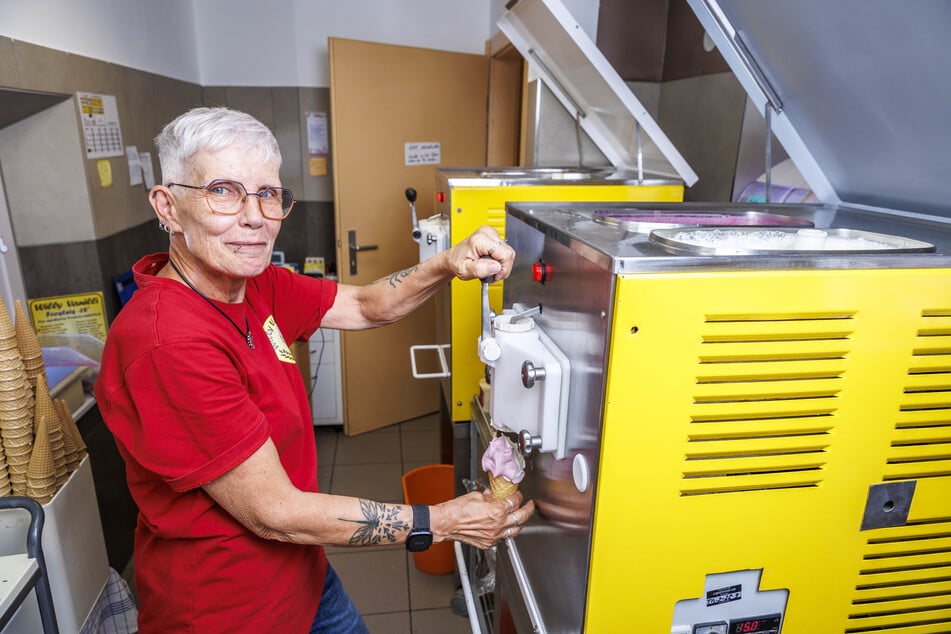 Eisverkäuferin Corina Mende (62) liebt ihren Job bei Wind und Wetter, freut sich aber trotzdem wieder auf kühlere Temperaturen.