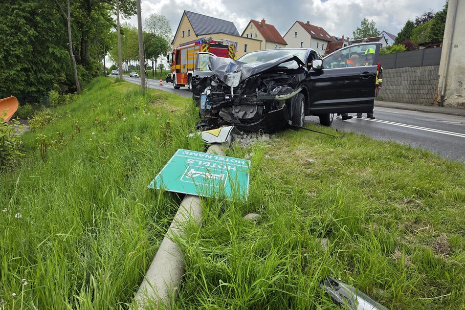 Der Nissan krachte mit so einer Wucht gegen den massiven Mast, dass dieser umstürzte.