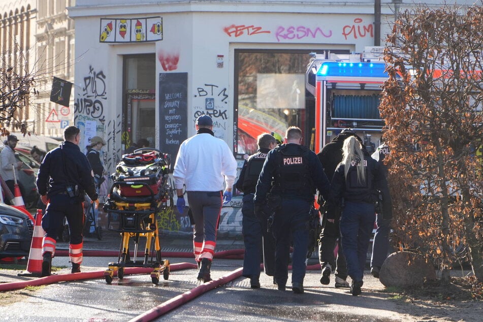 Zwei Männer wurden mit einer Rauchgasvergiftung ins Krankenhaus gebracht.