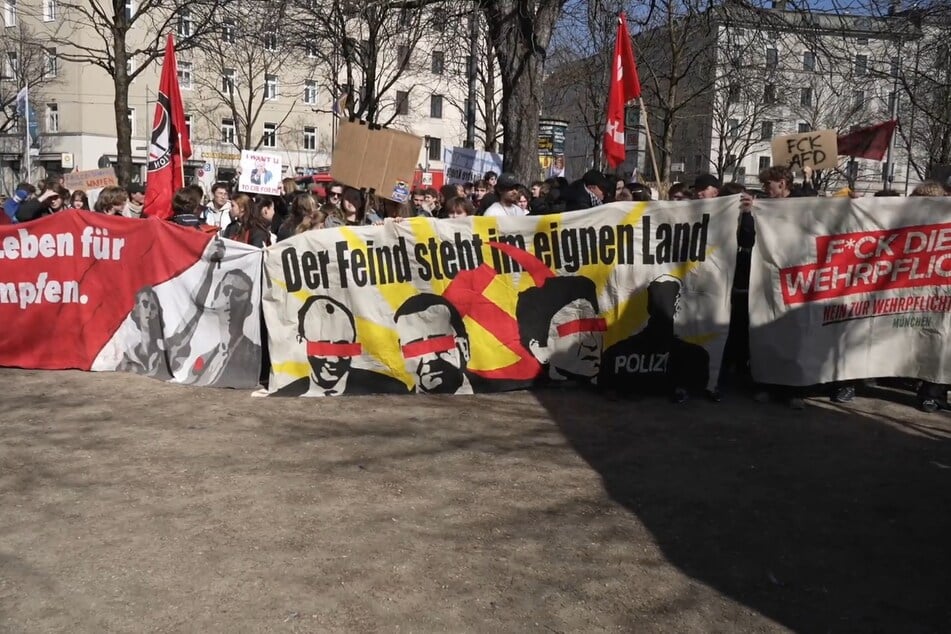 Anti-Wehrpflicht-Demo eskaliert: Polizei verletzt Teilnehmer mit Schlagstock