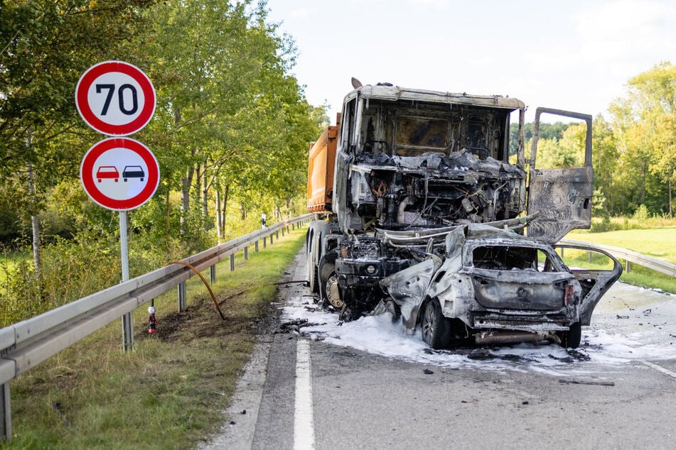 Tödliches Überholmanöver: Auto kracht in Laster und geht in Flammen auf