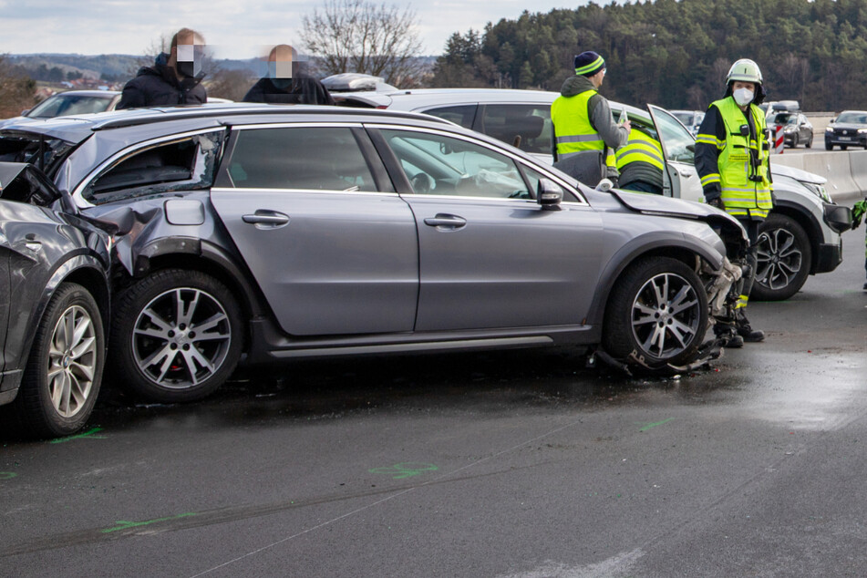 Bei einem Unfall auf der A9 zwischen Reichertshofen und dem Dreieck Holledau sind am Samstag in Bayern insgesamt sechs Autos zusammengestoßen.