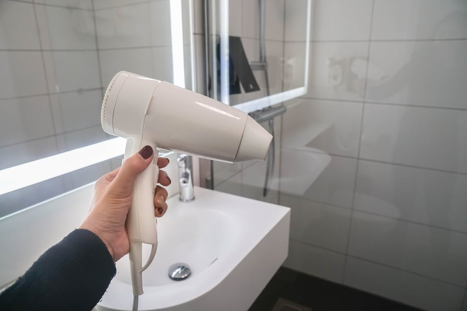 Courtney Gartshore richtete einen Haartrockner auf ihre gerade einmal drei Monate alte Tochter. Das Mädchen erlitt durch die Hitze tödliche Verletzungen und starb. (Symbolbild)