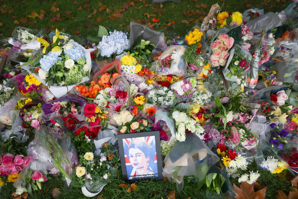 Unzählige Blumen und Trauernachrichten sind auf einer Wiese im Green Park neben dem Buckingham-Palast zu sehen.