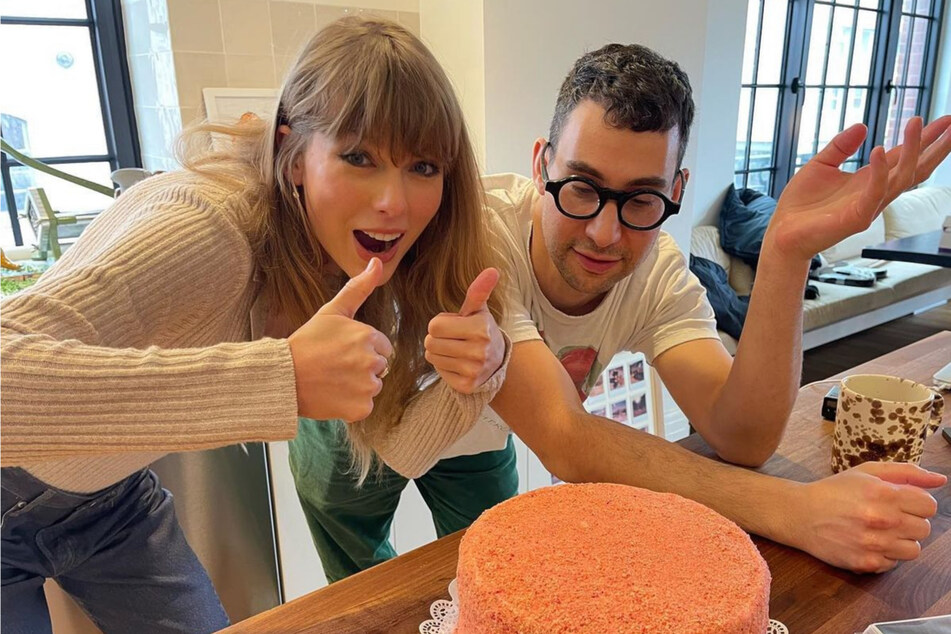 Taylor Swift (l) drew inspiration from the relationship between Jack Antonoff and Lena Dunham for the song You Are In Love.
