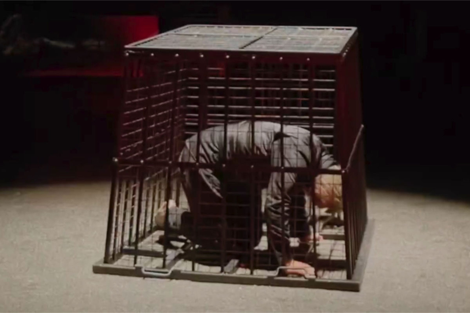 Till Lindemann zeigt sich in seinem neuen Musikvideo in einem winzigen Käfig eingesperrt.