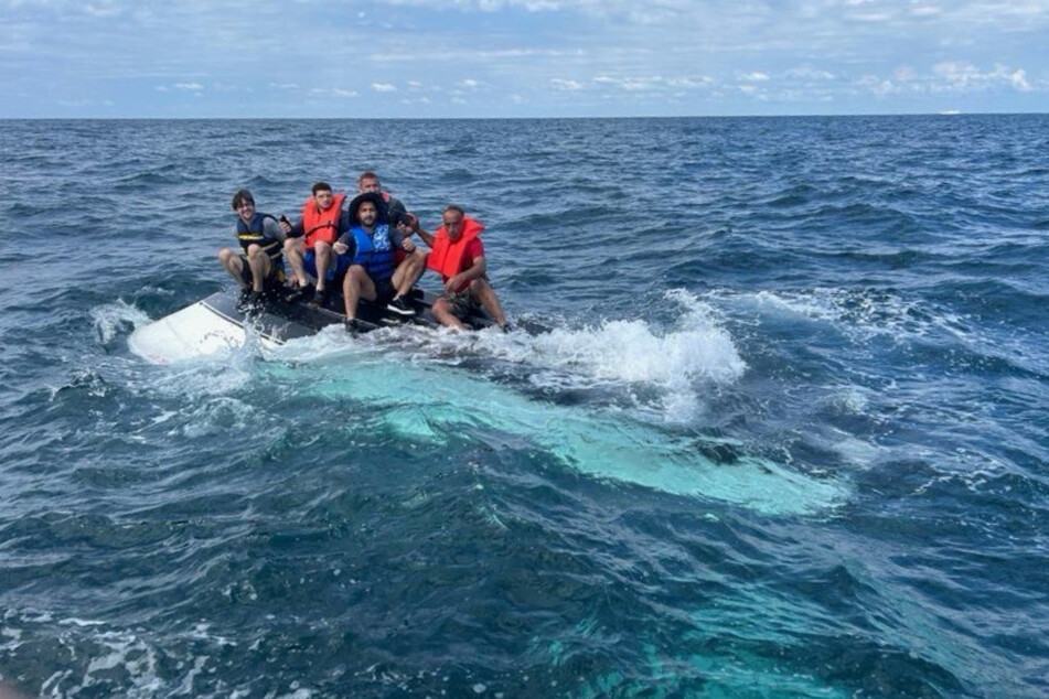 Fünf Männer, ein umgekipptes Boot und sehr viel Wasser: Diesen Ausflug hatte sich die Gruppe wohl anders vorgestellt.