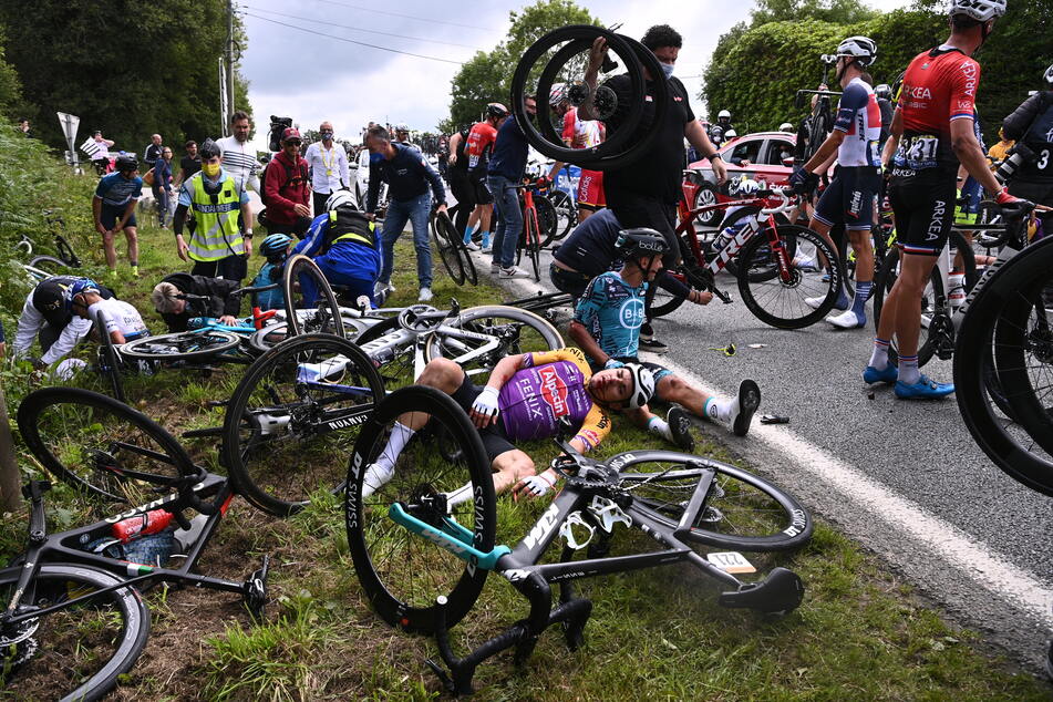 Nach der Karambolage mit dem Pappschild einer Zuschauerin kam es zu einem Massensturz bei der Tour de France am 26. Juni.