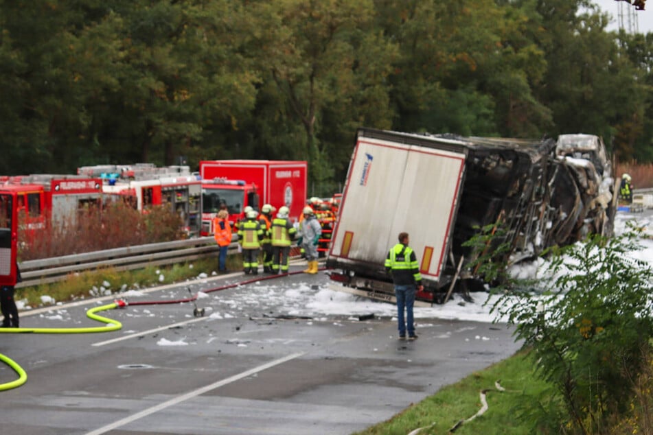 Unfall A13: Tödlicher Unfall auf A13: Zwei Laster in Brand, Fahrer stirbt