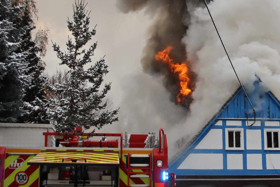 Verheerender Hausbrand in Sachsen: Senior stirbt in Flammen