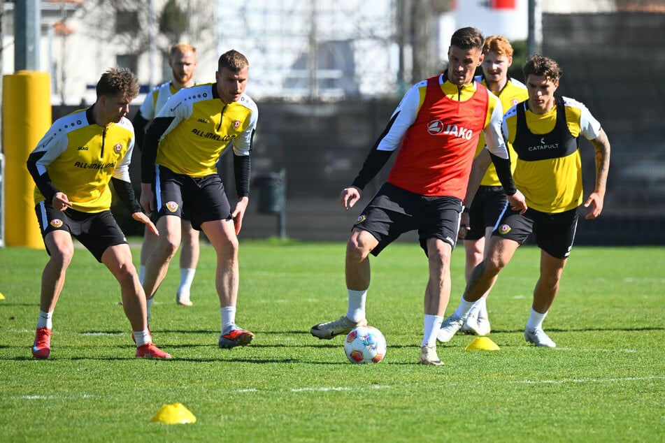 Stefan Kutschke (am Ball) spielt lieber, als er zuschaut. Der Kapitän fordert aber mehr Reife.