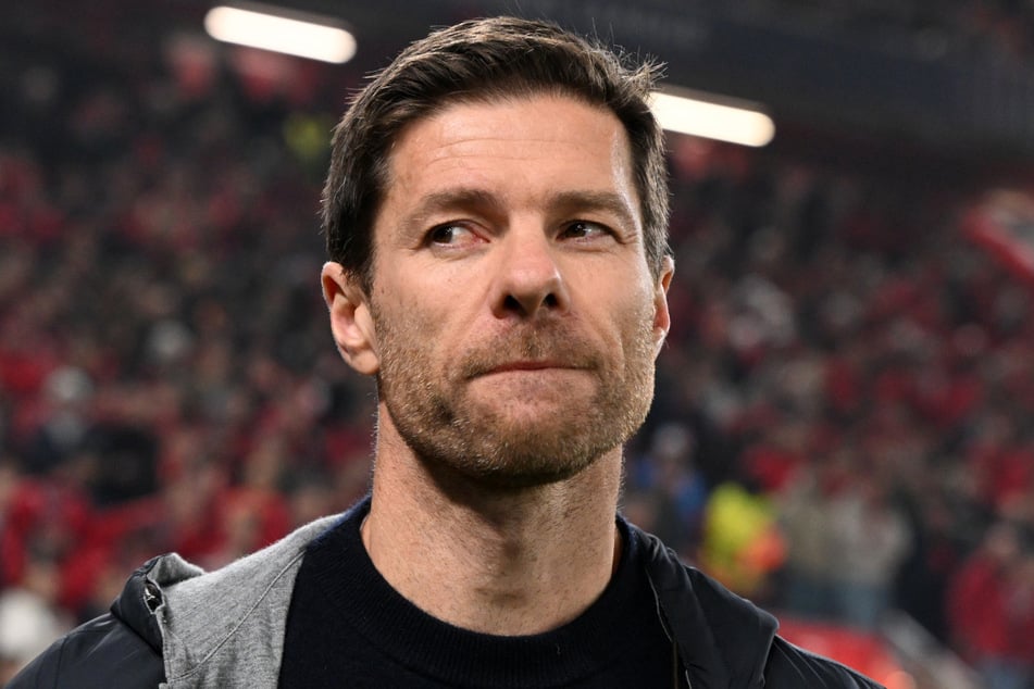 Gewohnt lässig, aber sichtlich angefasst vom emotionalen Empfang in Anfield präsentierte sich Bayer Leverkusens Trainer Xabi Alonso (42).