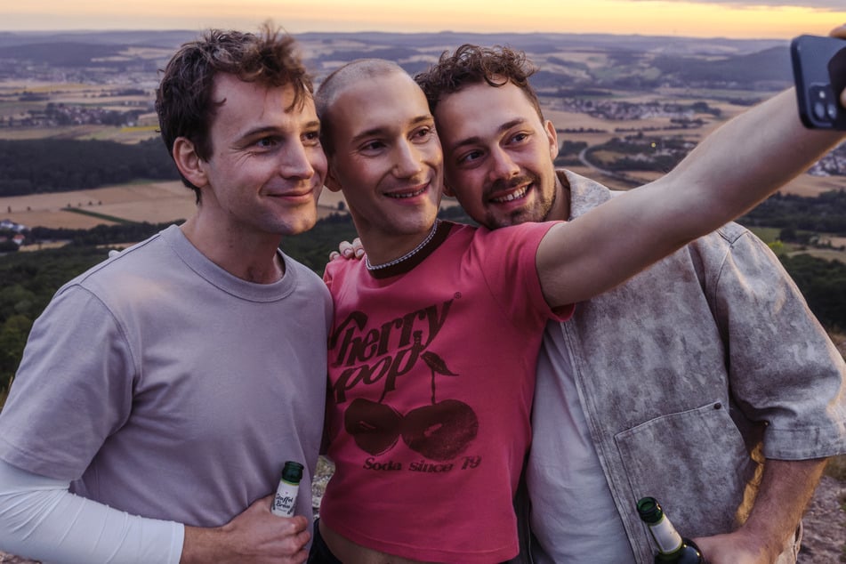 Was ist den drei Freunden Toni Steeg (Leonard Scheicher, 34, l.), Elias Schaller (Moritz Bock, 29) und Marcel Dahlmann (Anselm Ferdinand Bresgott, 27, r.) widerfahren?