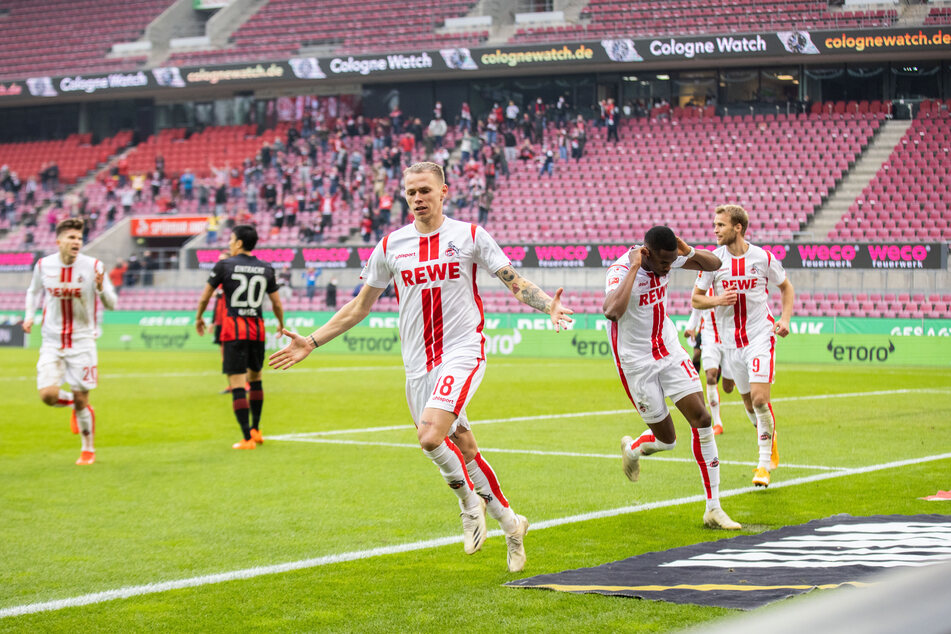 Kölns Torschütze Ondrej Duda (vorne) und Kölns Kingsley Ehizibue (2.v.r) jubeln nach dem 1:1.