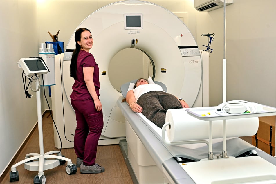 Jasmin Neuberg (27) ist Empfangsmitarbeiterin und kümmert sich auch um die Patienten-Vorbereitung – etwa für das CT (Röntgenverfahren zur schnellen Erkennung von Knochenbrüchen, inneren Verletzungen, Tumoren sowie Organveränderungen).