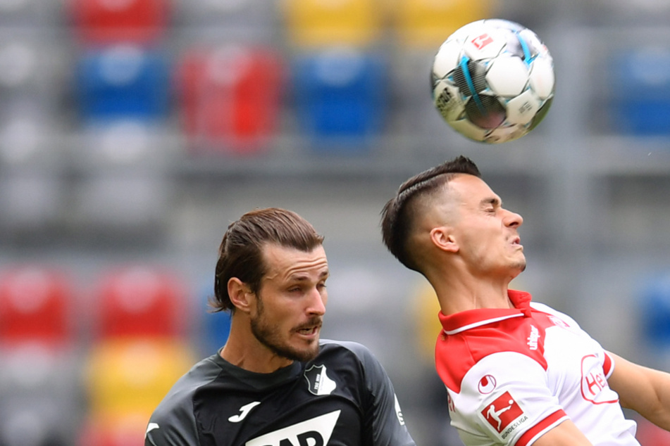 Erik Thommy von Düsseldorf in Aktion gegen Havard Nordtveit (l) von Hoffenheim.