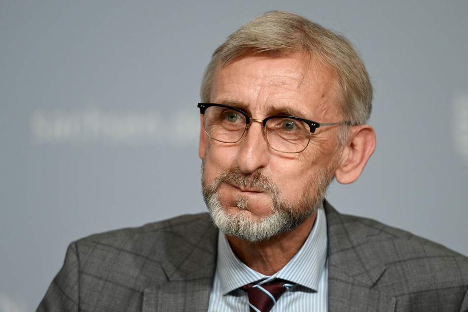 Innenminister Armin Schuster (62, CDU) hat eine härtere Gangart gegen die illegale Migration nach Sachsen eingelegt. (Archivbild)