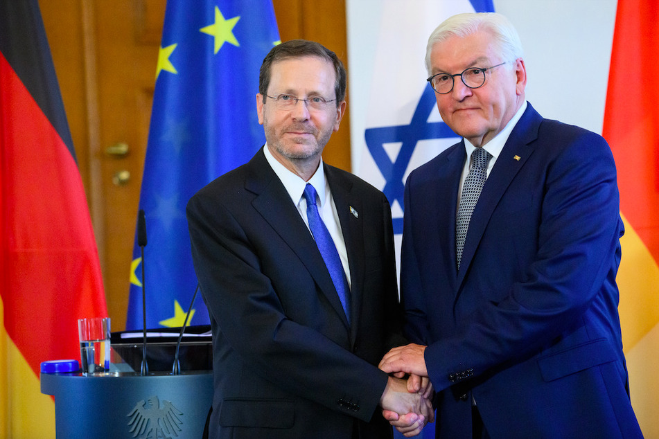 Bundespräsident Frank-Walter Steinmeier (r., 66) und Izchak Herzog (61), Präsident von Israel, geben sich die Hand.