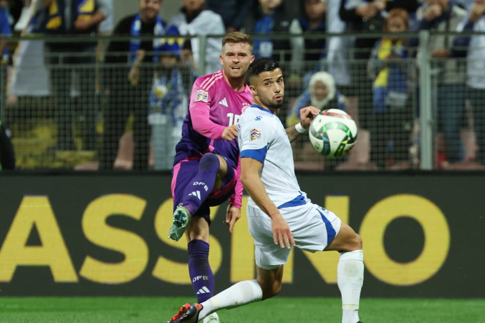 Mit der bosnischen Nationalelf spielte Jusuf Gazibegovic (24) bereits gegen Deutschland und Linksverteidiger Maxi Mittelstädt (27).